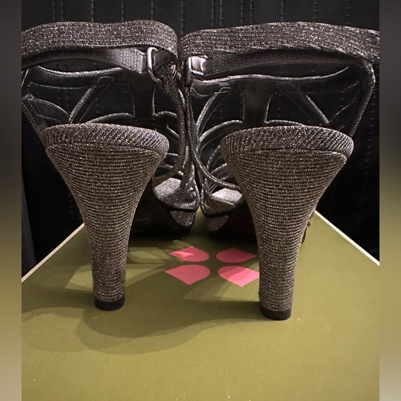 NATURALIZER DANYA OPEN TOE SILVER GLITTER PLATFORM SANDAL HEELS - Picture 3 of 6